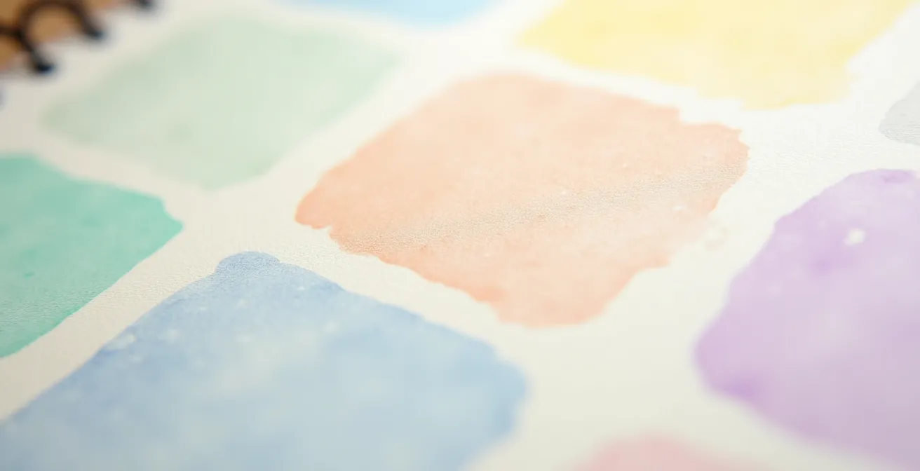 Gros plan macro sur les pages d'un agenda montrant des blocs colorés avec des espaces vides, symbolisant l'équilibre entre planification et spontanéité